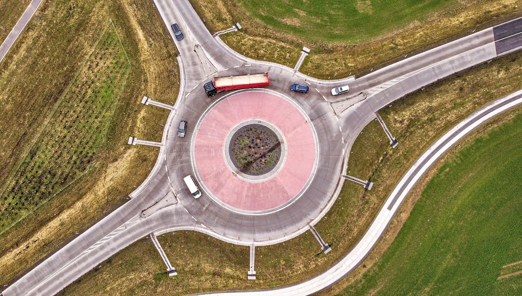 Der schwarze Streifen auf der Mittelinsel des Eutzscher Kreisverkehrs zeugt von einem Unfall, der sich dort Ende 2021 ereignet hat.