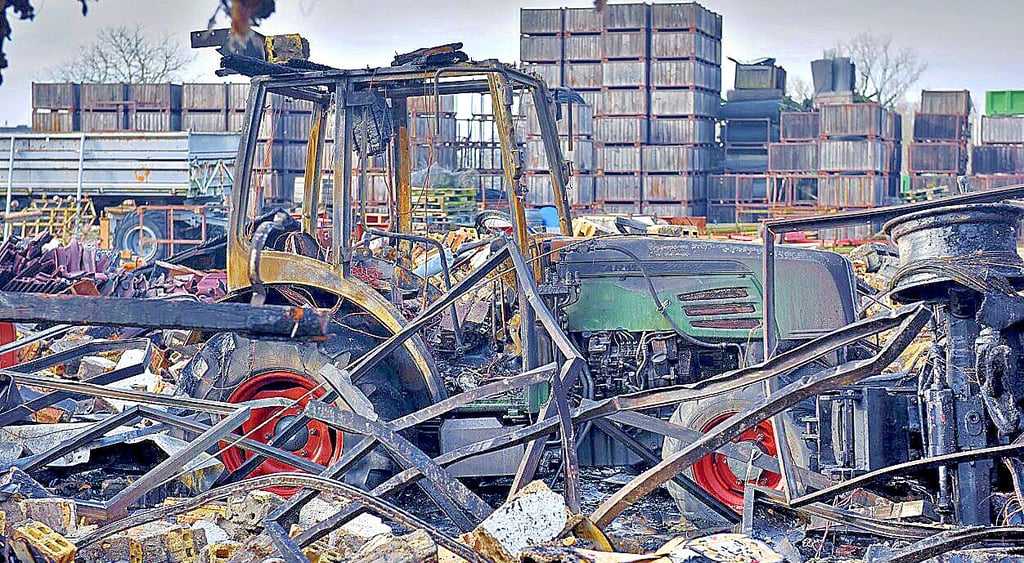 Traktoren und andere Maschinen wurden bei dem Feuer zerstört.