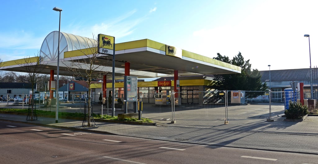 Die agip-Tankstelle in der Katanienallee wird zurückgebaut, dass steht fest. Was aus dem leer stehenden Mark rechts daneben wird, bleibt offen.