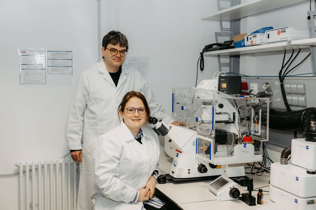 Fred Schaper und Anna Dittrich von der Universität Magdeburg forschen zu schweren Covid-19-Erkrankungen.