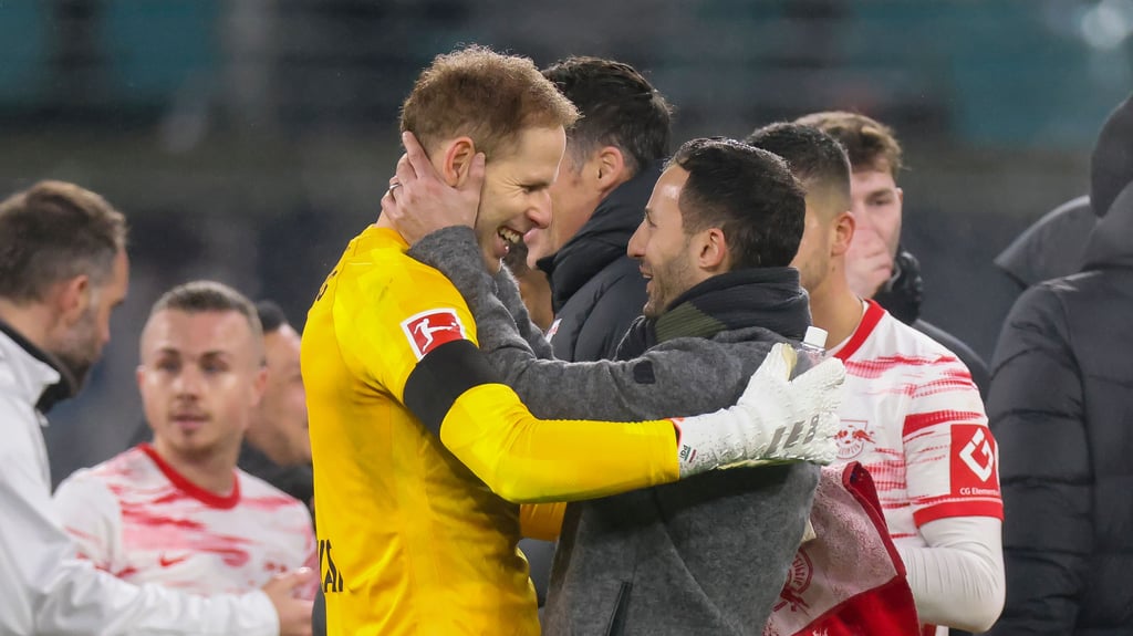 Drei Spiele zu Null: Peter Gulacsi hat Spaß mit Domenico Tedesco.