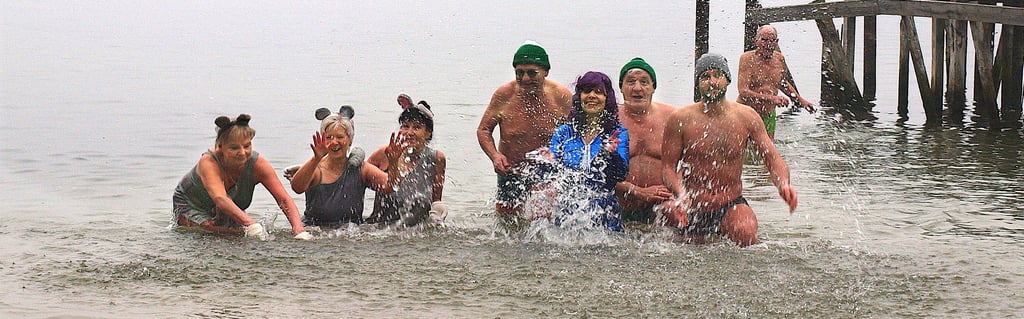 Zusammen mit den drei Gästen von den „Cumloser Brackratten" (links) gingen einige „Saunis" um Uwe Walter (Mitte) noch ein zweites Mal ins Wasser.