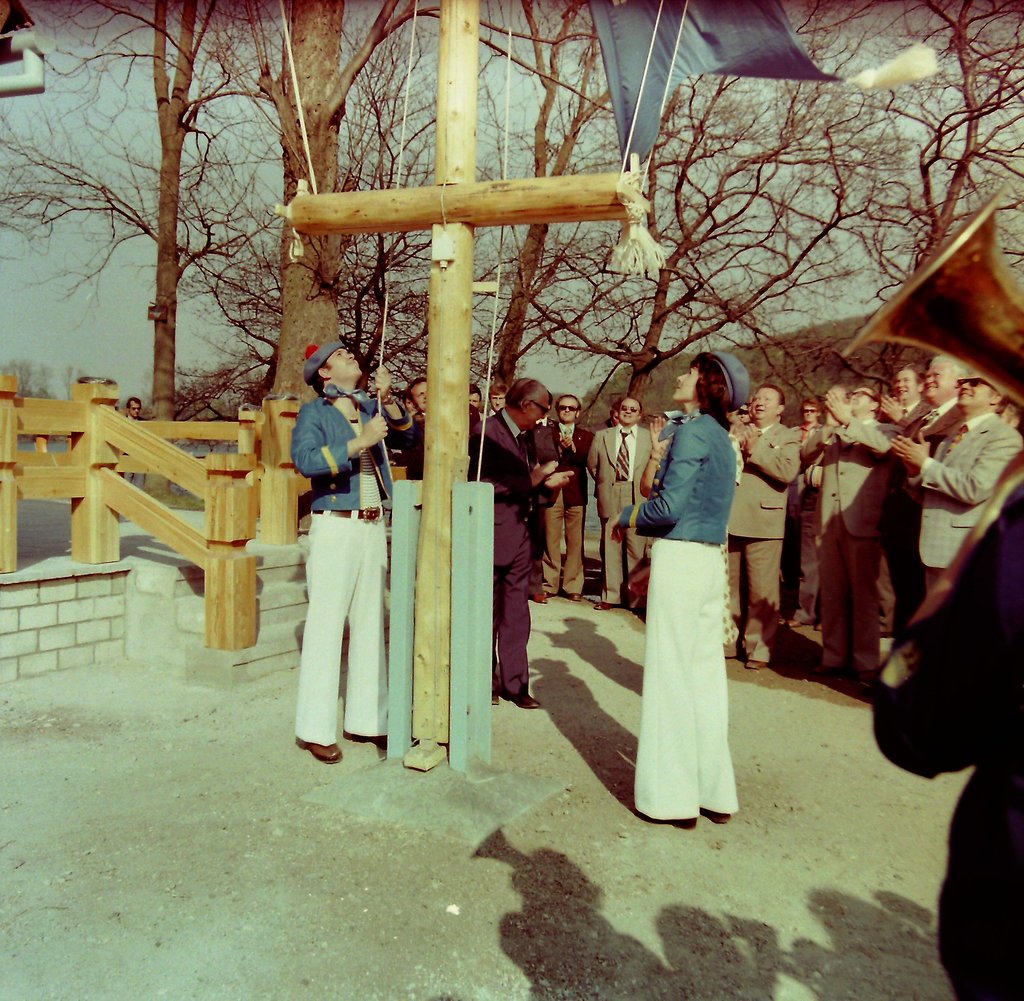 Fahnenappell mit Spielmannszug beim Besuch von Horst Sindermann im Mansfelder Land im Jahr 1976.