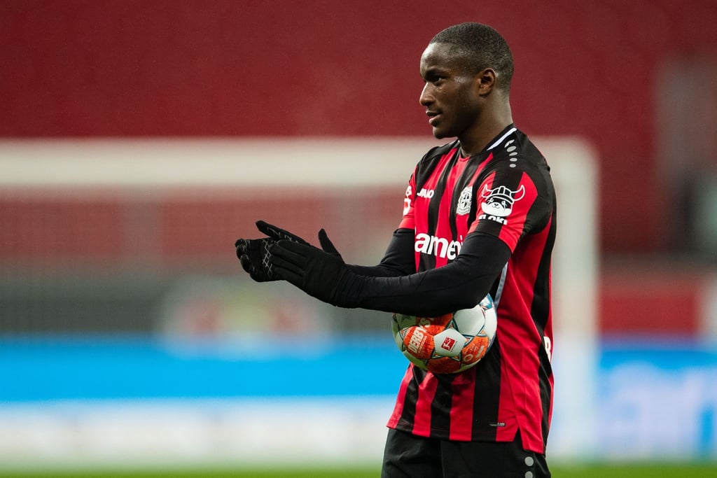 Leverkusens Moussa Diaby schnappte sich nach dem Schlusspfiff den Spielball.