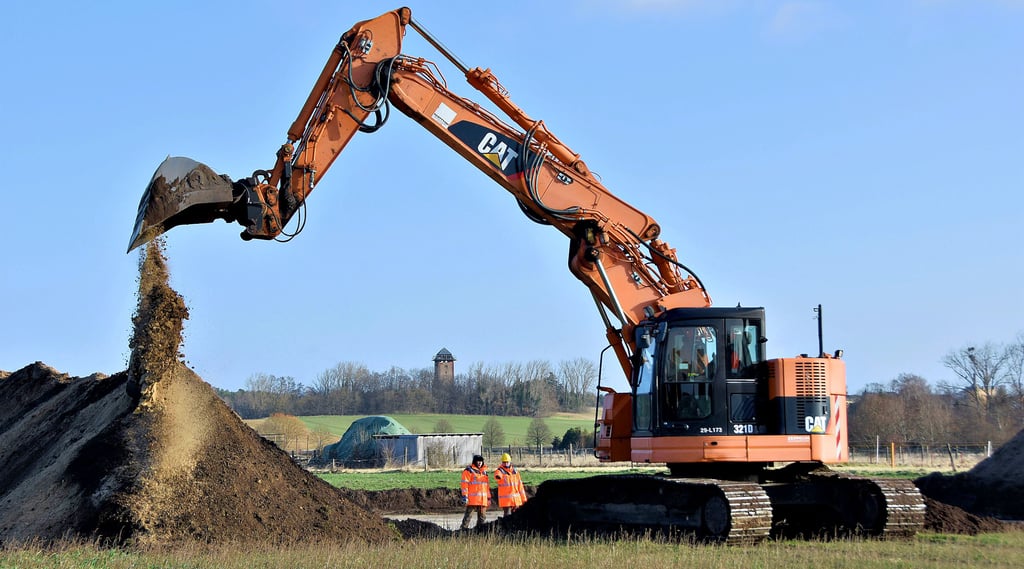 Mit Hilfe von schwerer Technik wird das künftige Baugebiet an der Bülstringer Straße in Haldensleben nach Spuren von Siedlungen durchkämmt.