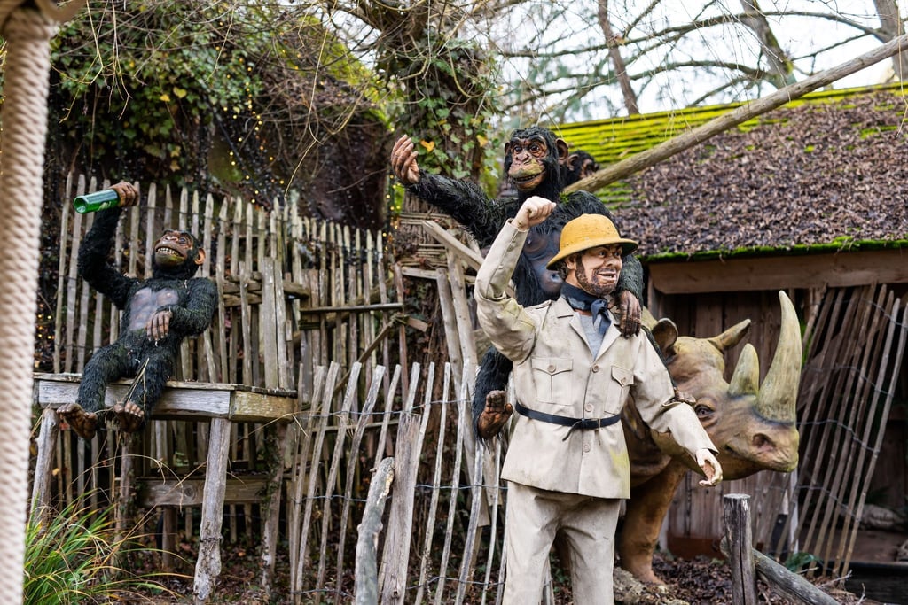 Eine Figur mit Tropenhelm steht gemeinsam mit zwei Affen-Nachbildungen und einer Nashorn-Nachbildung auf einer Insel der Attraktion „Dschungelfahrt“ im Europa-Park. An den Rollenbildern aus der Kolonialzeit hatte es Kritik gegeben.