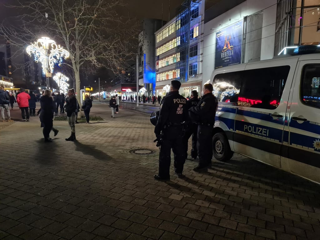 Vor der Haltestelle Opernhaus sind am frühen Abend etwa 300 Menschen. Die Polizei behält die Spaziergänger im Blick.