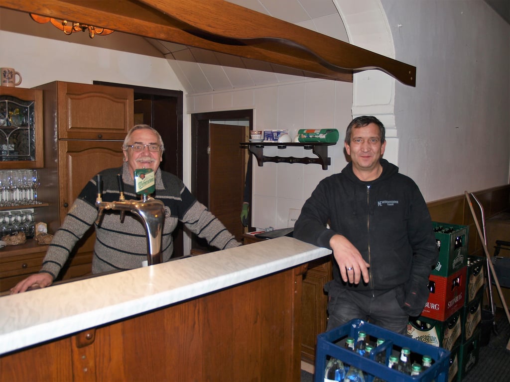 Viele Jahrzehnte stand Achim Werner (links) hinter der Säule und zapfte Bier. Nico Eishold, neuer Eigentümer des Rosengartens, verfolgt hingegen andere Pläne.