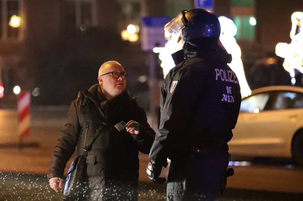 Sein Auto wurde demoliert: AfD-Fraktionschef Oliver Kirchner, hier beim Diskutieren mit einem Polizisten am Rande der Corona-Demonstration vom 10. Januar.