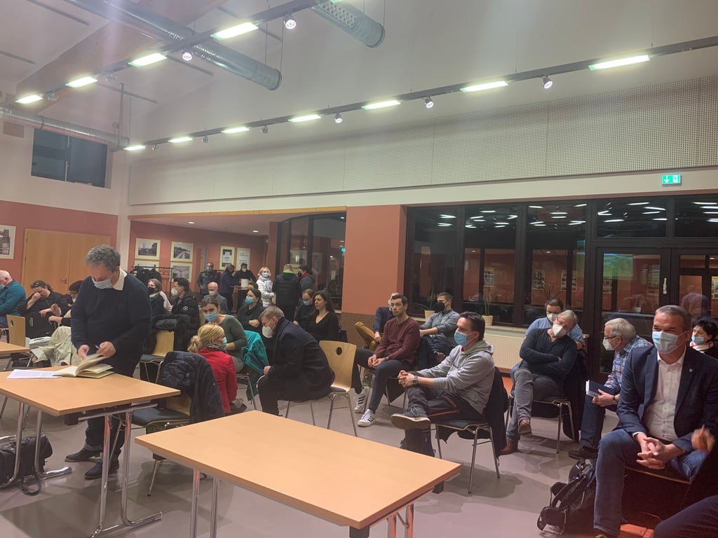Zahlreiche Schul- und Elternvertreter sowie Kommunalpolitiker nahmen am Montagabend (24. Januar 2022) an der Sitzung des Bildungsausschusses teil. Am Ende gab es ein überraschendes Votum.