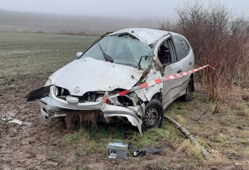Zwischen Reinsdorf und Karsdorf ereignete sich am Montagmorgen ein schwerer Unfall. Eine Frau kam mit ihrem Wagen von der Fahrbahn ab. Im Auto befanden sich zudem drei Kinder.