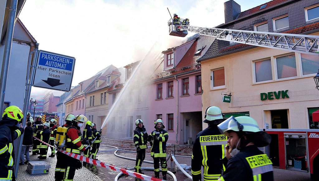 Ein Einsatz, der 2021 in Erinnerung blieb: Der Brand am Neustädter Platz in Köthen. Die Feuerwehr war knapp sieben Stunden im Einsatz.