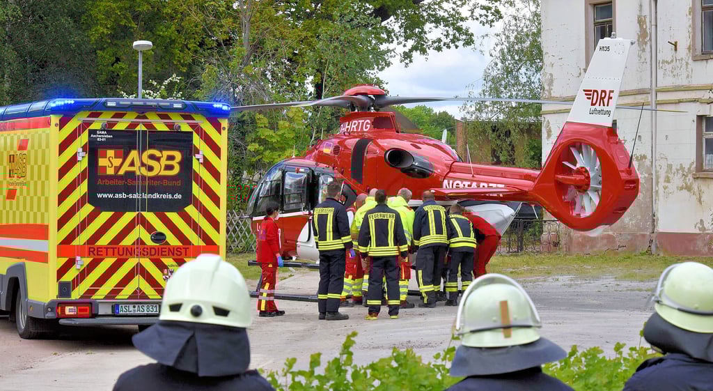 Rettungshubschrauber, hier im Mai 2021 bei einer Hilfeleistung in Klein Schierstedt, sind auch im Salzlandkreis immer mehr gefragt.