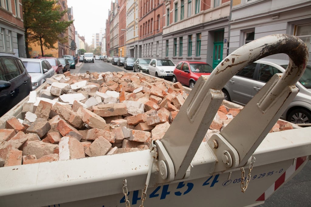 Je sortenreiner Bau- und Abbruchabfälle getrennt werden, desto mehr Möglichkeiten gibt es, die Wertstoffe noch weiter zu verwenden. Und so günstiger ist die Entsorgung für den Bauherren.