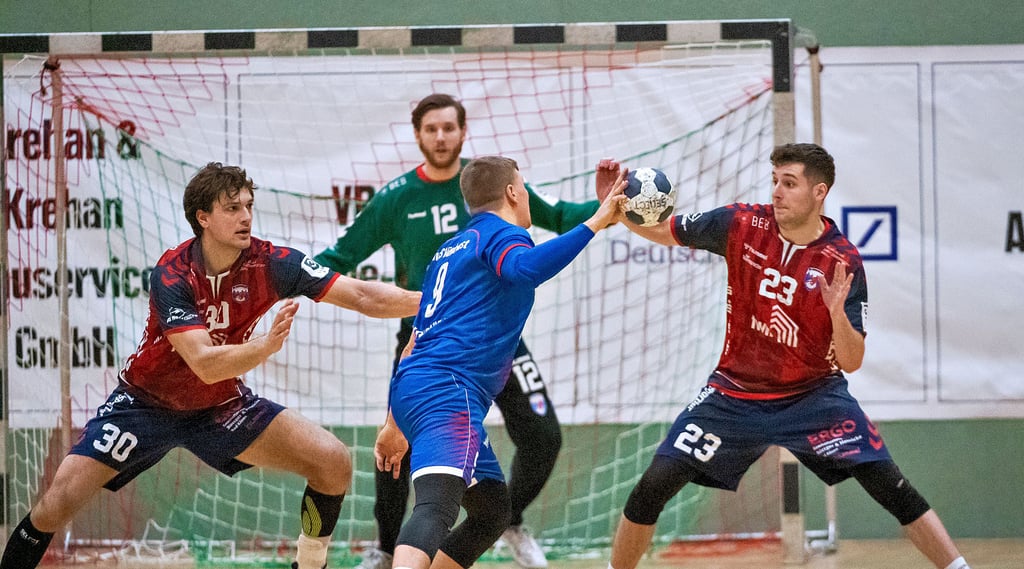 Mussten mangels Alternativen fast die kompletten 60 Minuten durchhalten: Marcel Popa (l.) und Kevin Szep-Kis (r.) mit ihrem vor allem in der ersten Halbzeit super haltenden Keeper Hendrik Halfmann in der Abwehr gegen Vinnhorsts Bundesliga-erfahrenen Spielmacher Falk Kolodziej.