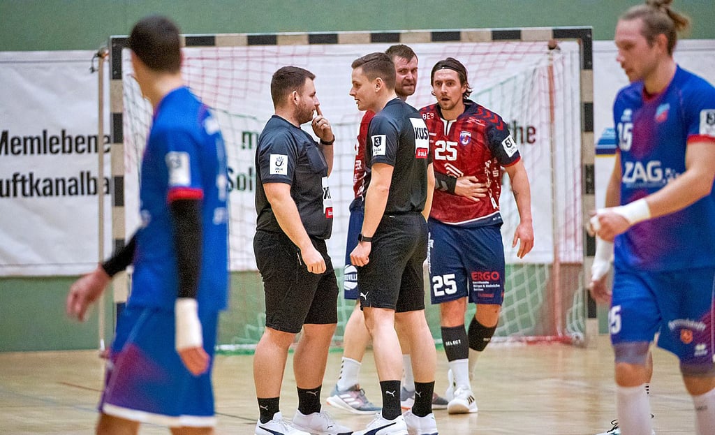 Tom Hanner (2.v.r.) wird gleich eine sehr umstrittene Rote Karte sehen und muss von seinem Teamkollegen Florian Pfeiffer zurückgehalten werden.