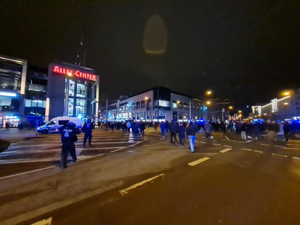 Polizisten begleiten im Zentrum Magdeburgs den Zug der Demonstranten.