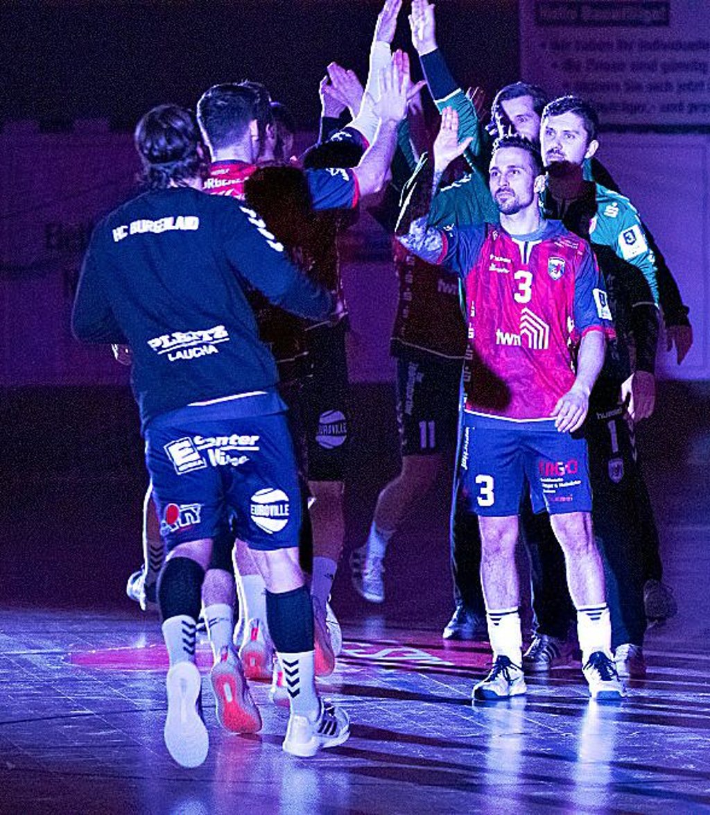 Das HCB-Team mit Kapitän Kenny Dober (Nummer 3) beim Einlaufen.