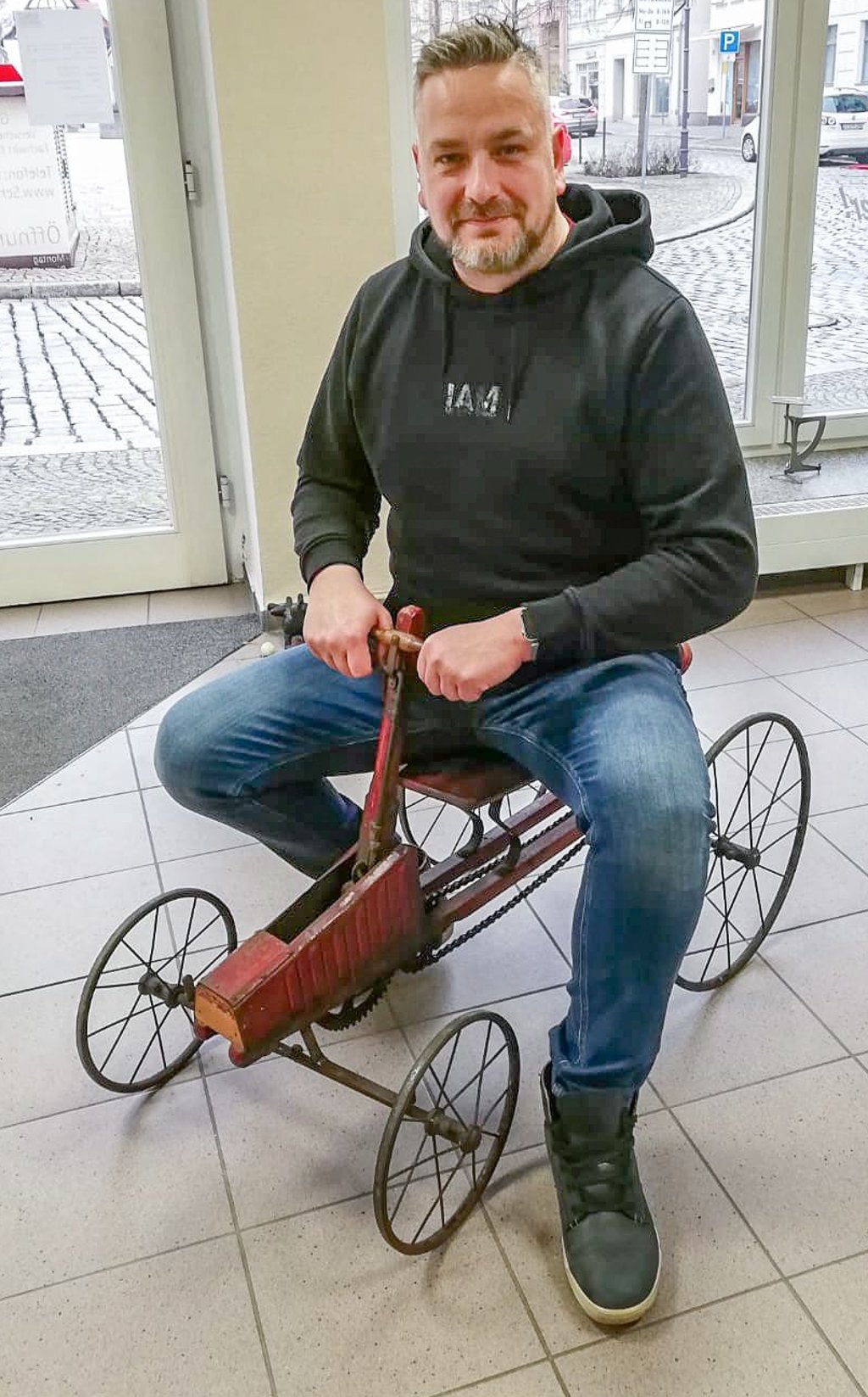 Der etwa 100 Jahre alte Holländer der Firma Naether ist zurück in Zeitz. Das Kinderfahrzeug wurde im Fernsehen versteigert. Doch Gabor Schmidt fuhr in die Eifel und kaufte das Mobil für seine Heimatstadt.