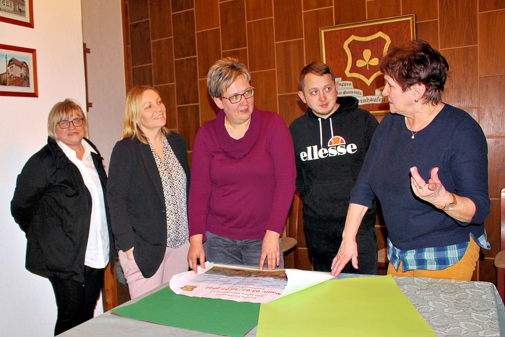 Derzeit tüfteln die Mitglieder des Festkomitees, wie hier Brigitte Beuke, Anja Fahr, Sabine Faust, Fabian Tamm und Inge Tamm (von links), auch an den Präsentationsmöglichkeiten zur Werbung im Ort.