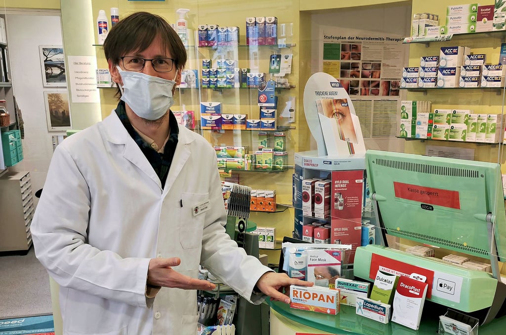 Klötzes Apotheker Martin Pröhl hat eine Auswahl von Produkten für die Hausapotheke zusammengestellt. Zu den wichtigsten Dingen gehören Schmerzmittel, Masken und ein Fieberthermometer. Aber auch Pflaster und verschiedene Mullbinden dürfen nicht fehlen.