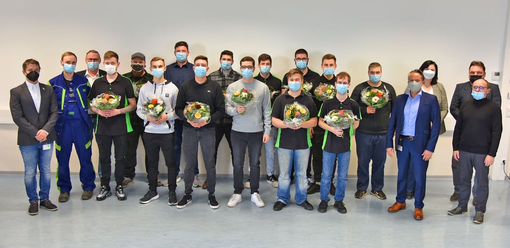 Geschafft: 21 junge Männer haben bei der Mibrag ihre Ausbildung beendet und einen Arbeitsvertrag erhalten.