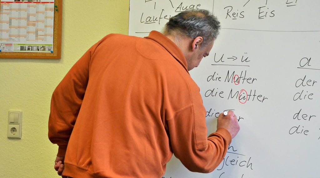 Schneller und besser schreiben zu können, ist das Ziel von Carlos (58). Er fühlt sich in dem Kurs gut aufgehoben.