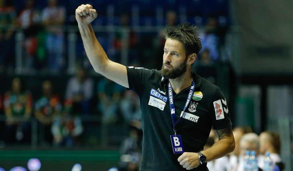 Aus Aberglaube trägt SCM-Trainer Bennet Wiegert bei den Spielen gerne ein schwarzes Polo-Shirt.