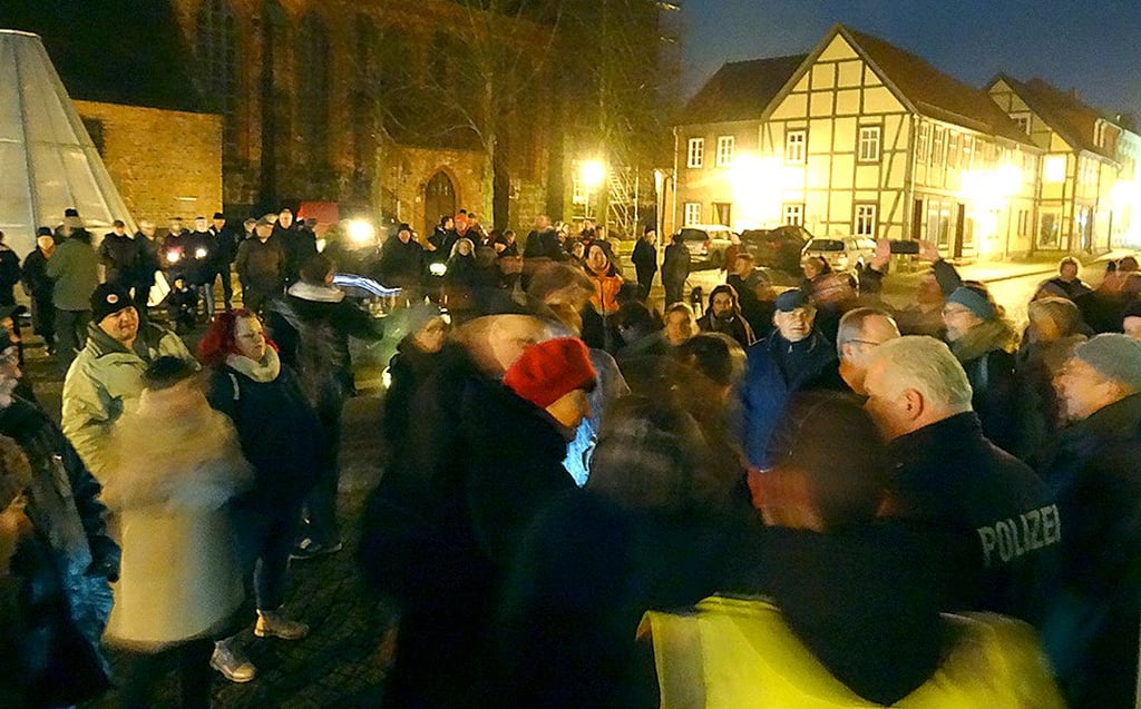 Foto von Montag: Das Klientel der Osterburger „Corona-Spaziergänge“ ist laut Polizeiangaben in erster Linie bürgerlich.