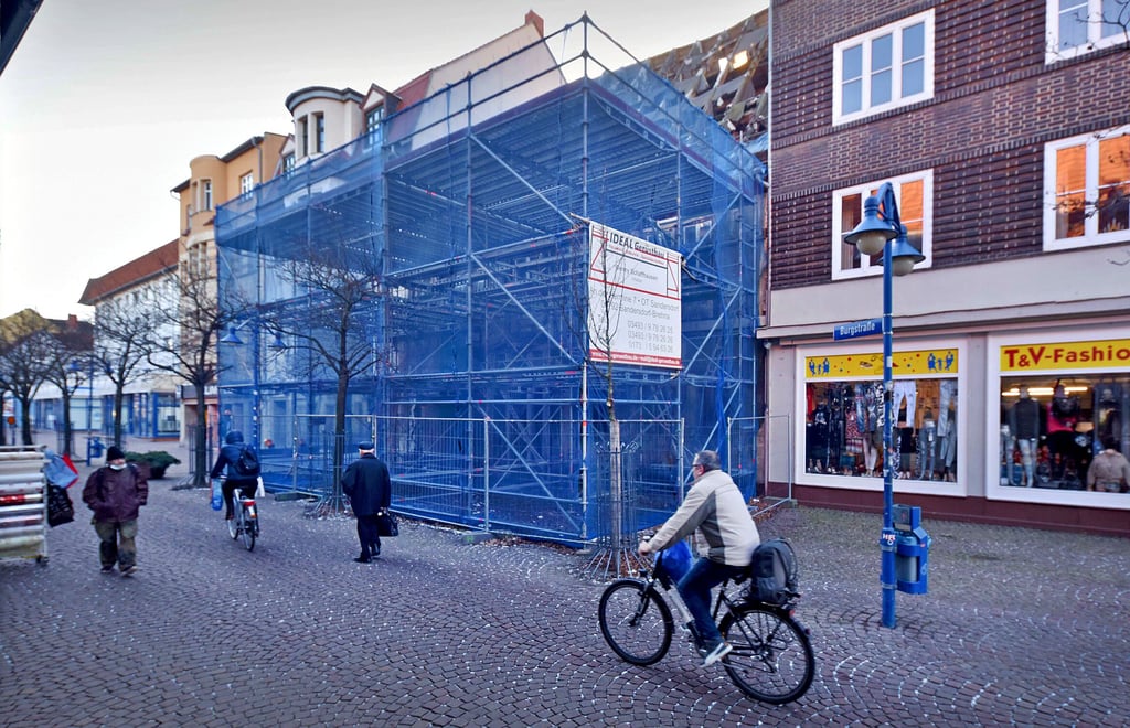 Die Neubi hat das desolate Reuter-Haus in der Bitterfelder Burgstraße mit einem Schwerlastgerüst gesichert.
