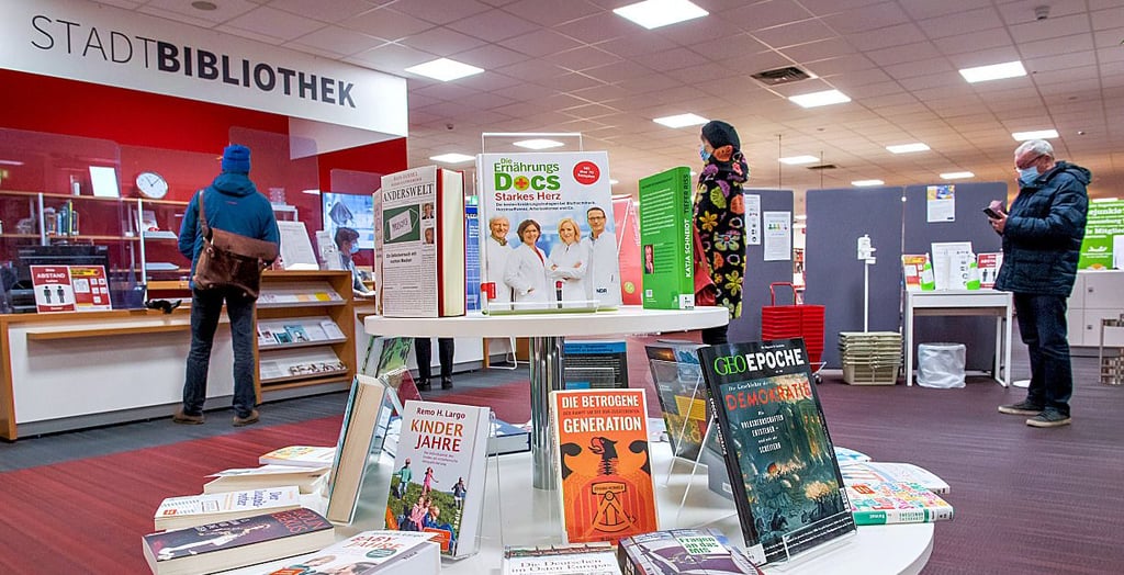 In verschiedenen Auslagen wird auf neu erworbene Medien aufmerksam gemacht, hier Sachbücher zu unterschiedlichen Themen.
