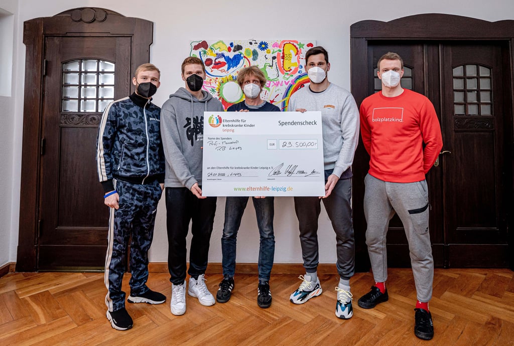 Konrad Laimer, Marcel Halstenberg, Philipp Tschauner und Lukas Klostermann bei der Checkübergabe (v.l.n.r.).
