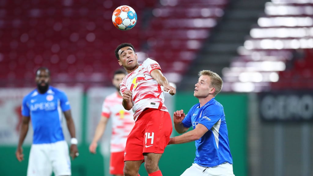 RB Leipzigs Tyler Adams geht zum Kopfball.