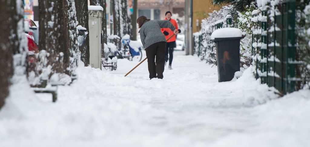 Im Winter 2009/10 gab es den letzten großen Wintereinbruch in Magdeburg. Damals fiel sogar so viel Weiß, dass nicht nur geschoben, sondern Schnee auch mit Lastern aus der Stadt gebracht werden musste. Am ersten Februarwochenende 2021 hatte der Wintereinbruch ähnliche Dimensionen. Der Räumdienst der Stadt kam mit dem Beseitigen der Schneeberge kaum hinterher, so dass viele Magdeburger selbst aktiv werden mussten. Allerdings fehlte es vielerorts an Schneeschiebern. Die Stadt prüfte nun , ob das Einrichten von Winterdepots Abhilfe schaffen könnte.