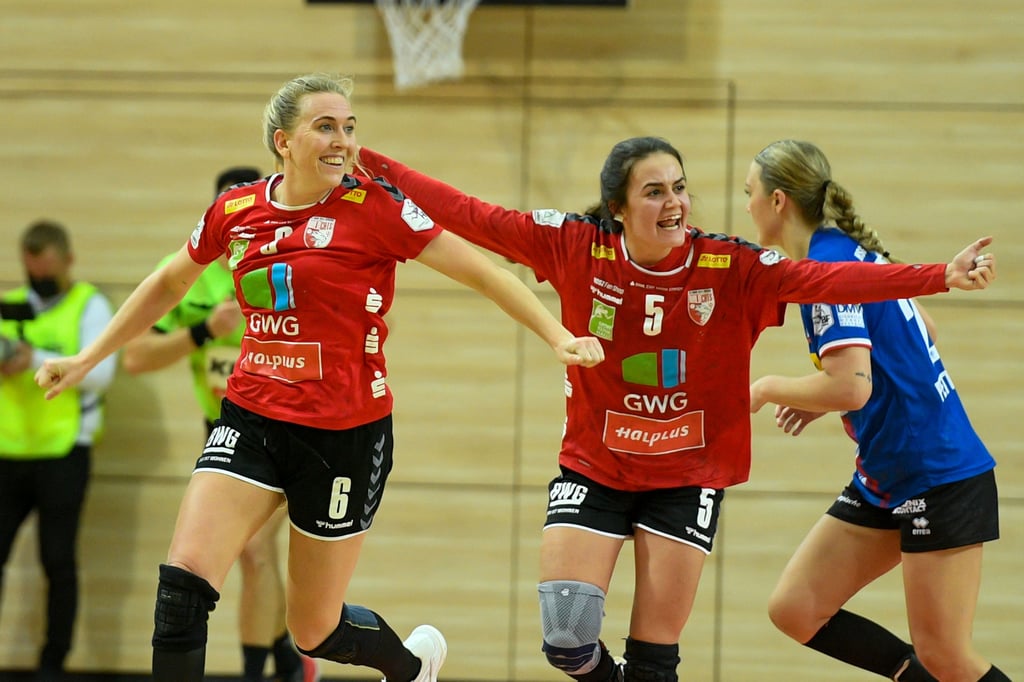 Camilla Madsen (l.) und Edita Nukovic jubeln beim Sieg des SV Union Halle-Neustart gegen Blomberg-Lippe.