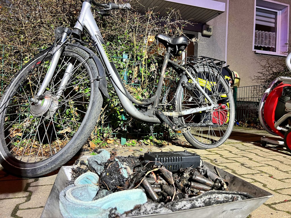 Die ausgebrannten Teile des E-Bikes.