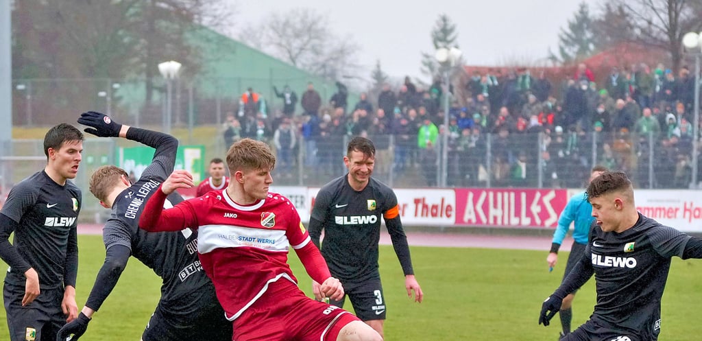 Luis Malina verlor mit dem VfB Germania Halberstadt das Nachholspiel gegen Chemie Leipzig. Die Partie wurde vor 747 Zuschauern ausgetragen. Viele davon begleiteten die Gäste, wie man im Hintergrund gut sehen kann.
