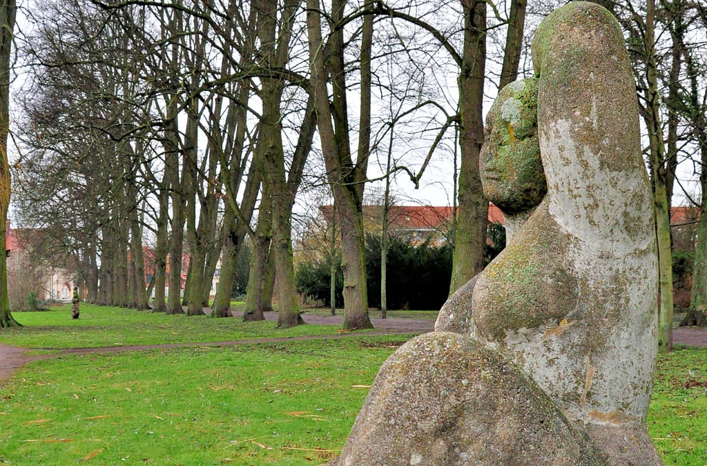 Der Gardelegener Wall im Bereich des Stadtgrabens mit seinen Statuen und dem Wallhauptweg im Hintergrund. Ein besonderes Projekt soll dieses denkmalgeschützte Kleinod noch mehr verschönern.