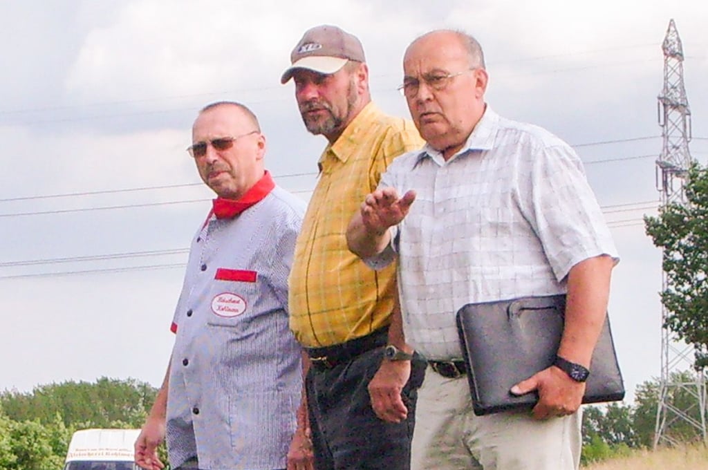 Ernst Rossow gemeinsam mit Hartmut Richter und Klaus-Dieter Kohlmann (v.r.) bei einer Deichbesichtigung im Jahr 2008