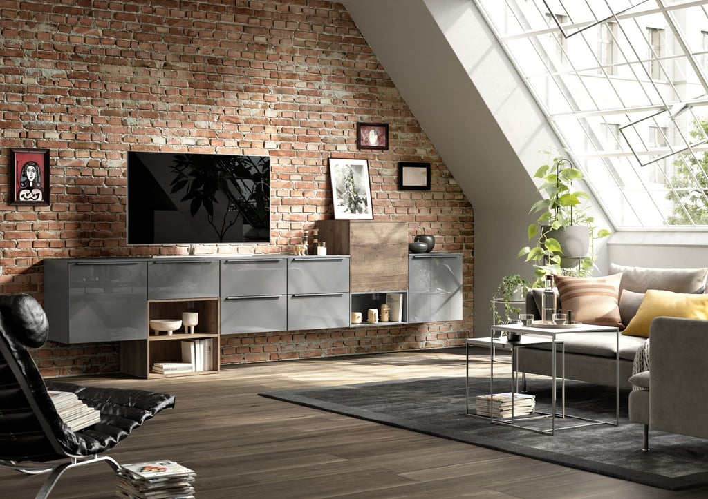 Dezente Möbel und kleine Sofas und Sessel lassen den Raum weniger beengend wirken. Hier ein Einrichtungsbeispiel von Nobilia.
