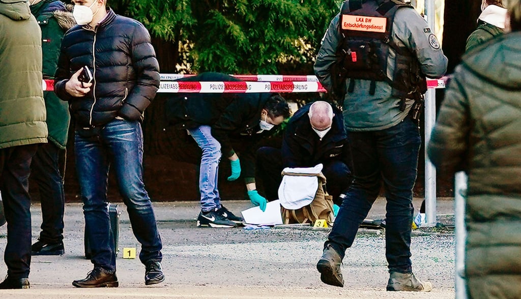 Polizeibeamte sichern Spuren am Gelände des Botanischen Gartens der Heidelberger Universität. Hier ist es zuvor zu einem Amoklauf gekommen.