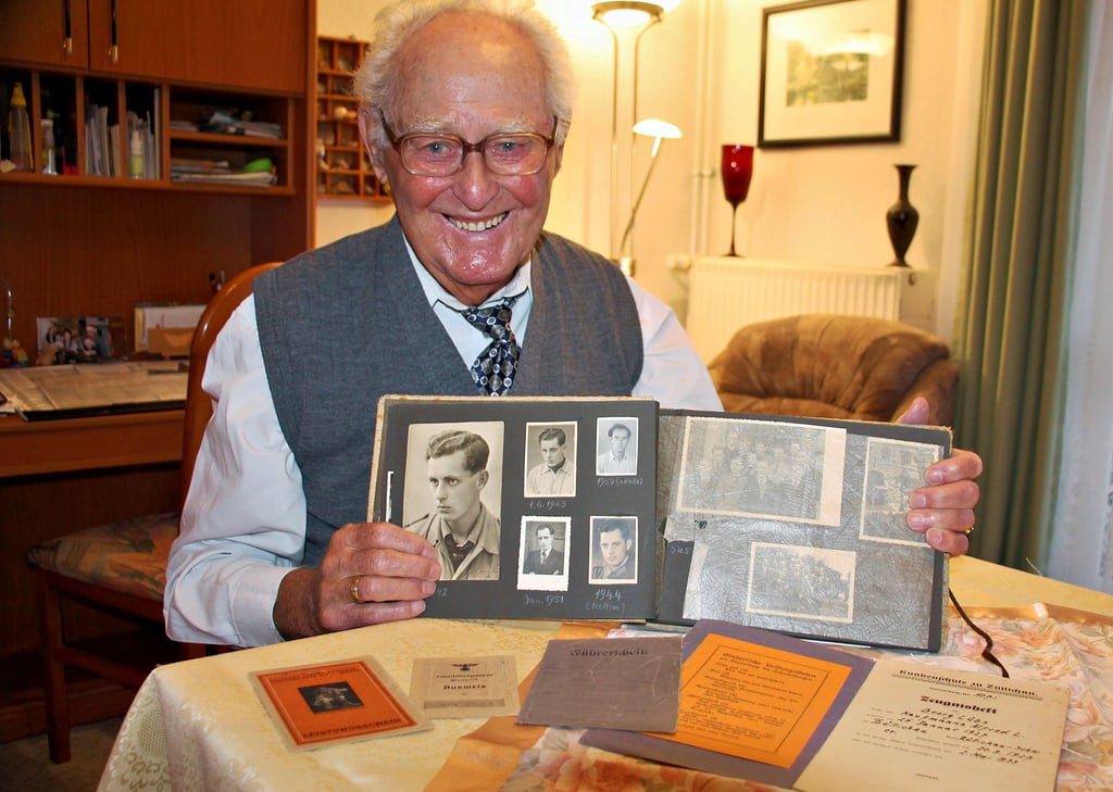 Georg Lübs aus Tangerhütte mit alten Zeugnissen und Fotos aus seiner Jugendzeit. Der frühere Lehrer und Reiseberichterstatter blickt auf 95 jahre zurück.