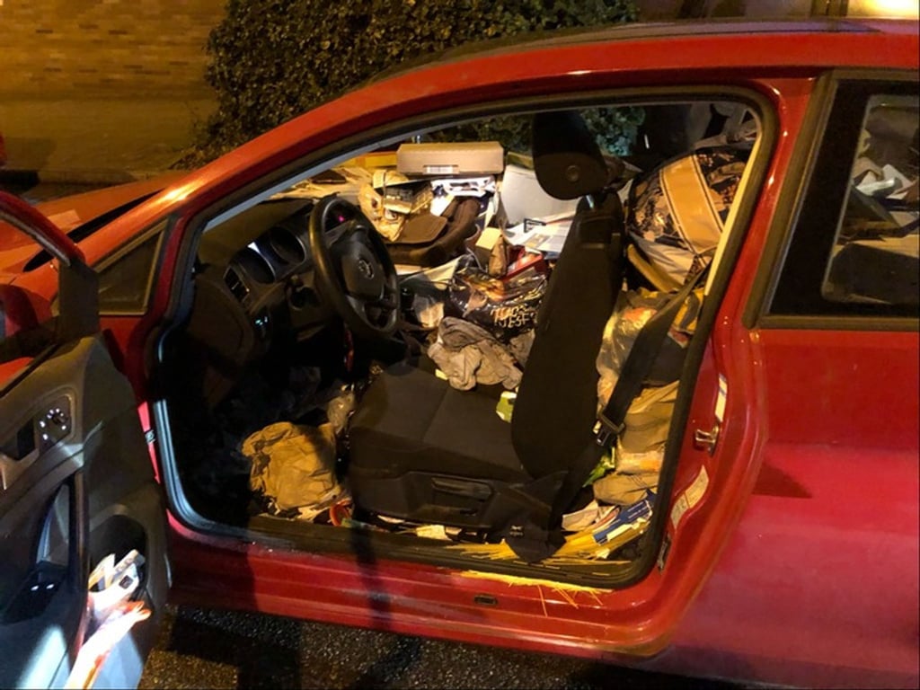 Das Auto war so vollgemüllt, dass der Fahrer kaum noch Platz zum sicheren Steuern hatte.