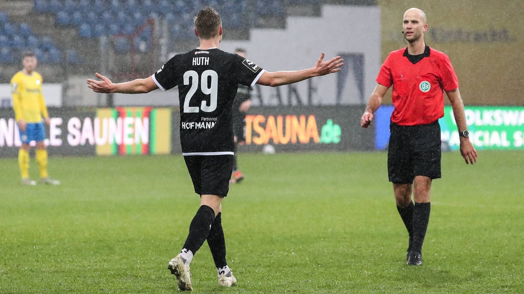 HFC-Stürmer Elias Huth kann nicht glauben, dass sein Tor gegen Braunschweig von Schiedsrichter Franz Bokop (r.) zurückgenommen wurde.