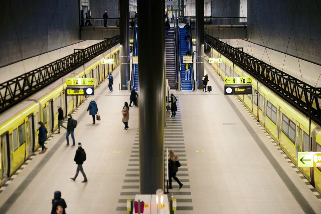 Im Nahverkehr haben Berliner Verkehrsbetriebe (BVG) das Angebot eingeschränkt.
