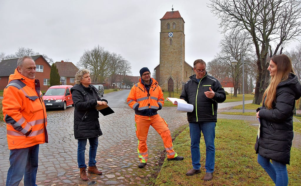 Mitten in Lockstedt beraten Ingolf Kollmeyer (von links) vom Bauamt der Einheitsgemeinde Oebisfelde-Weferlingen, Melanie Medau-Heine vom BUND Sachsen-Anhalt, Nils Hering vom Eigenbetrieb Straßenbau und -unterhaltung, Jörg Schumann, Bewohner von Lockstedt und Lisa Günther vom Ordnungsamt der Einheitsgemeinde über die Fällung und Pflanzung von Straßenbäumen.