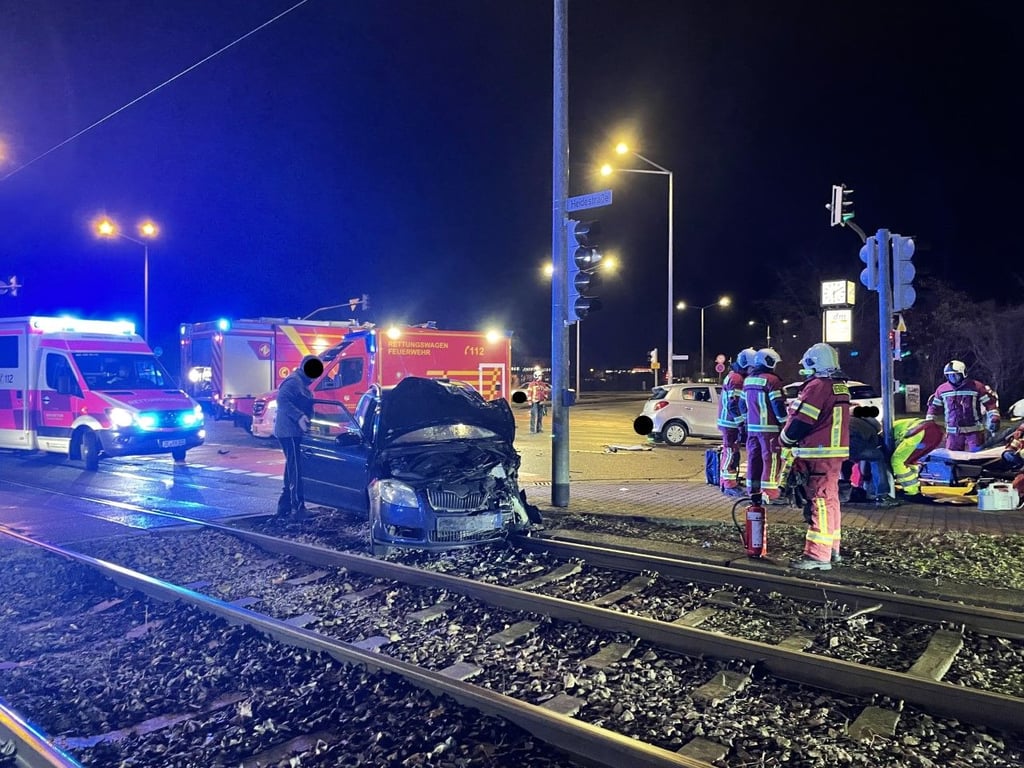 Der stark beschädigte Unfallwagen im Gleisbereich.