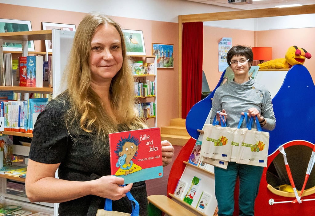 Neues Projekt der Stiftung Lesen: Die Bibliotheksmitarbeiterinnen Antje Key (l.) und Sandra Graneist weisen auf die Aktion „Lesestart 1-2-3“ hin, an der sich die Einrichtung beteiligt und die vom Bundesbildungsministerium unterstützt wird.