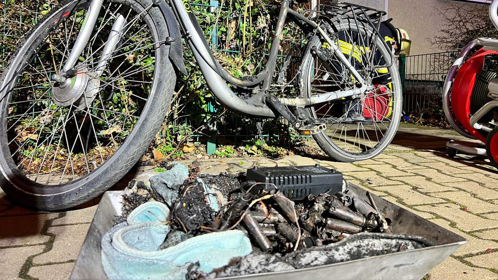 Die ausgebrannten Teile des E-Bikes.