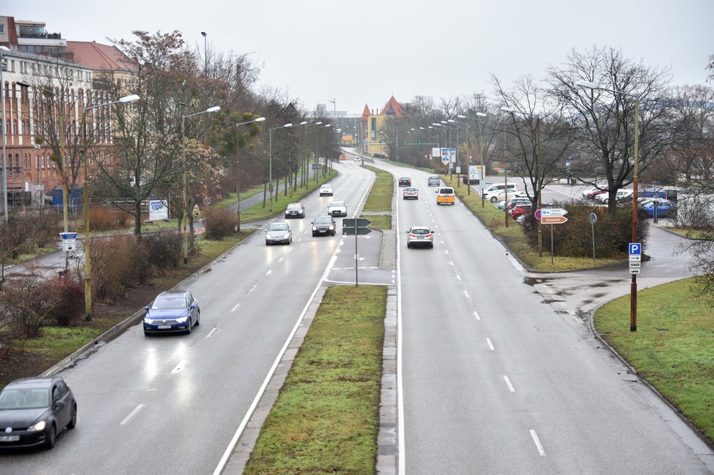Statisch noch tadellos aber optisch ziemlich unansehnlich präsentieren sich die alten Lampenmasten am Schleinufer.